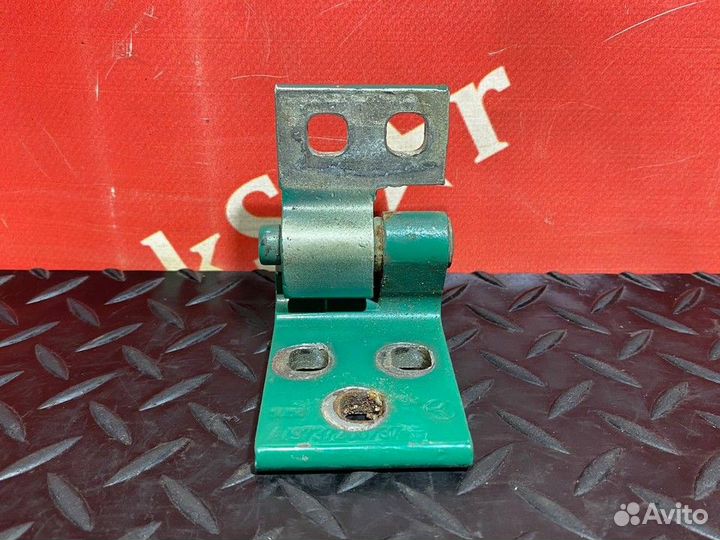 Петля двери левой