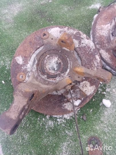 Передний поворотный кулак Renault Laguna 1