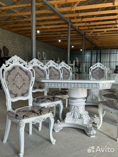 Кухонный стол и стулья