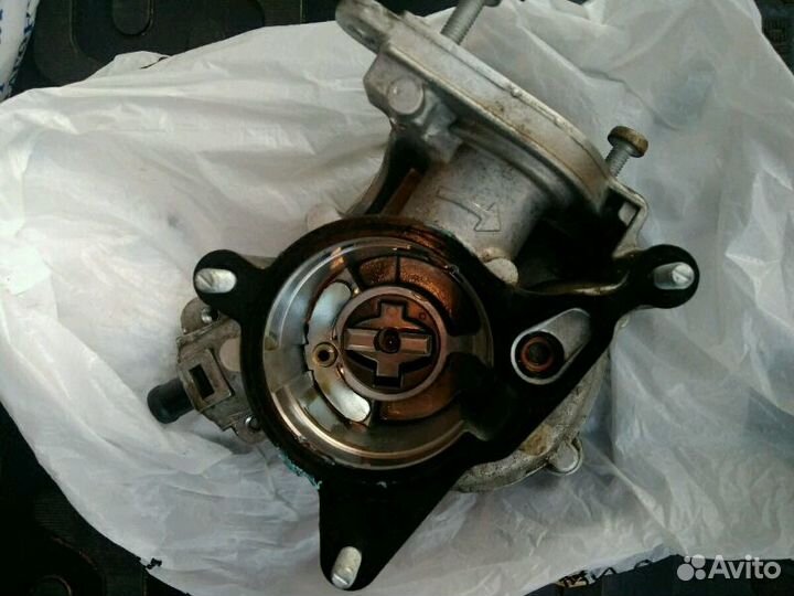 Вакуумный насос (06J145100B)