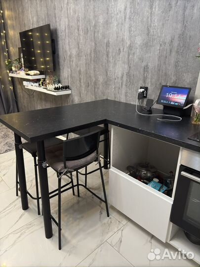 Кухонные шкафы и барная стойка