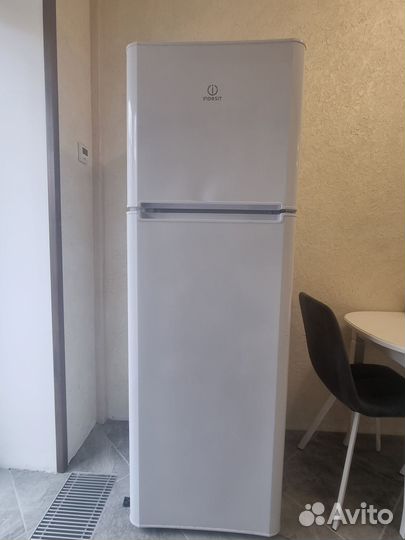 Холодильник бу indesit