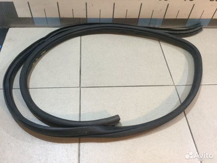 Уплотнитель двери передней Hyundai Solaris 2010