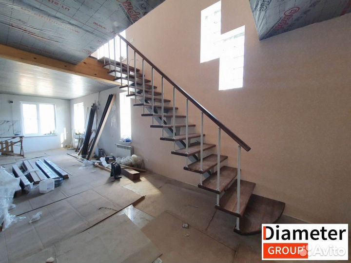 Солидная лестница с ограждением