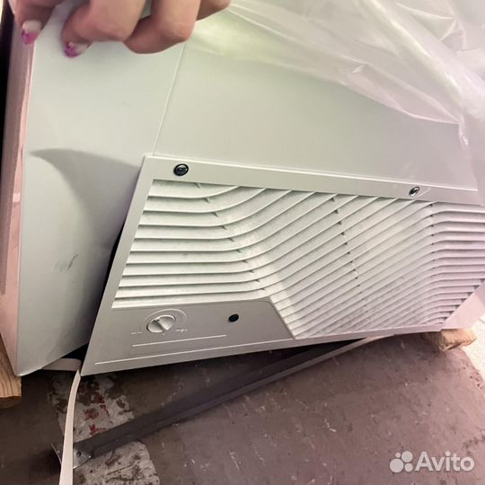 Морозильник-Ларь pozis FH-258-1, вмятины нет ножки