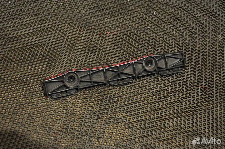 Крепление бампера заднее правое Lexus IS250 GSE20