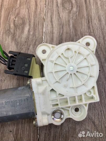 Мотор стеклоподъемника передний левый Mercedes