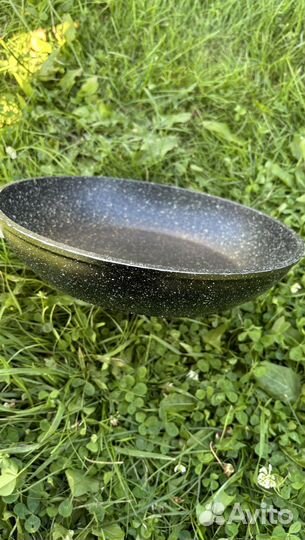 Продаю сковороду антипригарную 24 см