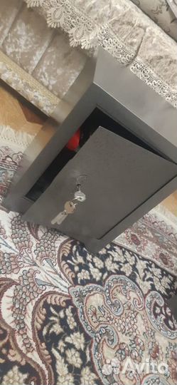 Металлический ящик для пистолета и денег