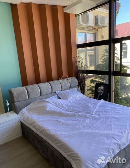 Двуспальная кровать с мягким изголовьем