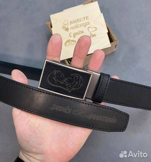 Ремень из кожи с гравировкой на пряжке