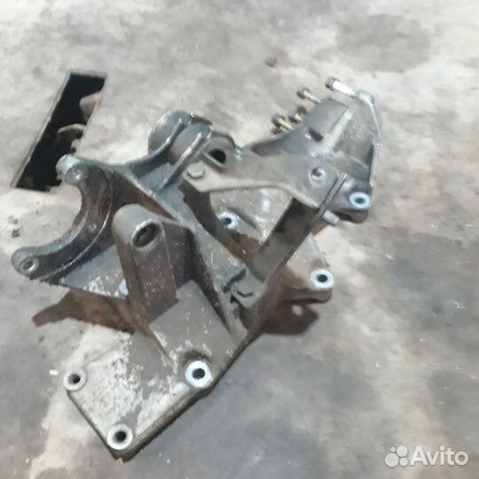 Кронштейн генератора гур вискомуты 1,6 AHL VAG