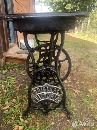 Старая швейная машинка