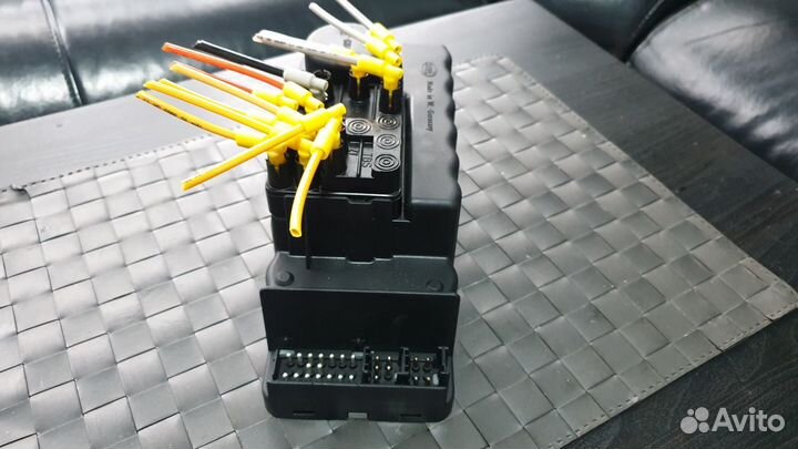 Компрессор центрального замка на Mercedes W140