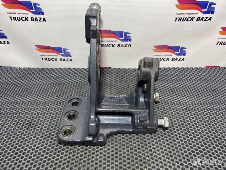 2401729 Кронштейн передней рессоры левый