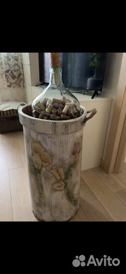 Старинная бутыль с пробками и кофр