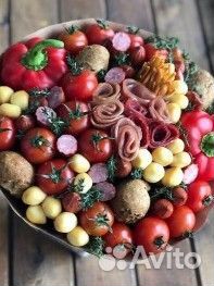 Мужской съедобный букет из колбасы,раков