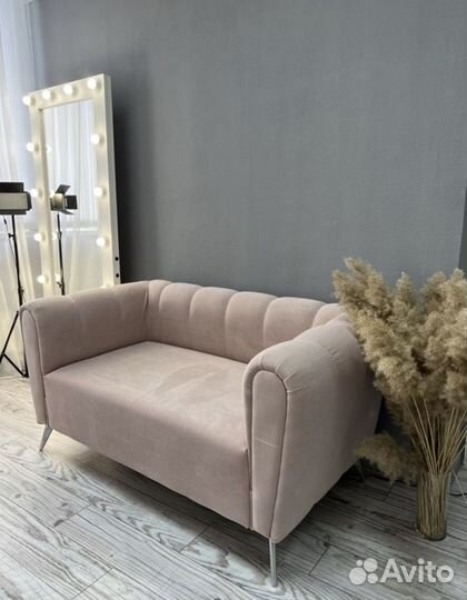 Диван в зону ожидания для салона красоты