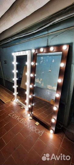 Гримерное зеркало с лампочками