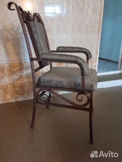 Стол и стулья