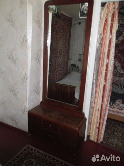 Трюмо с зеркалом