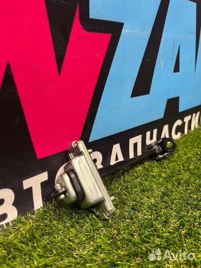 Ограничитель открывания двери передней правой