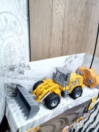 Игрушка трактор бульдозер на батарейках