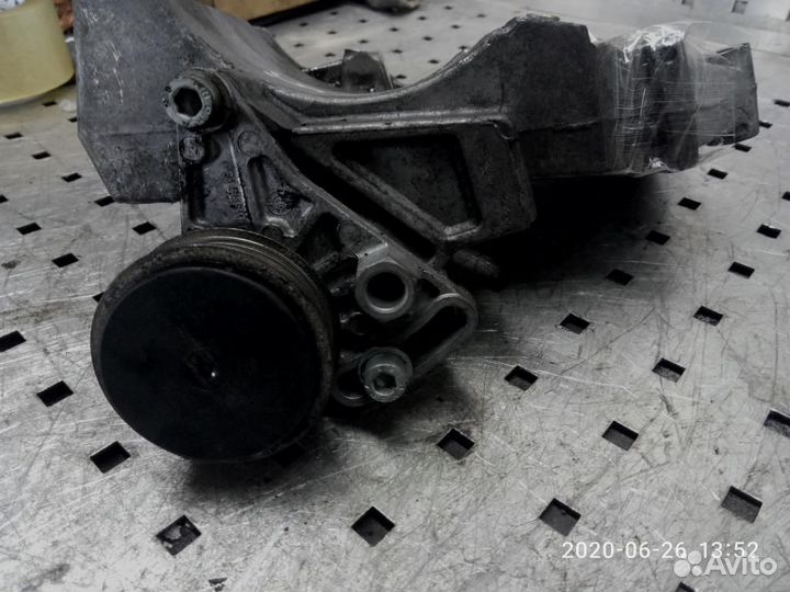 Кронштейн кондиционера Volkswagen Passat