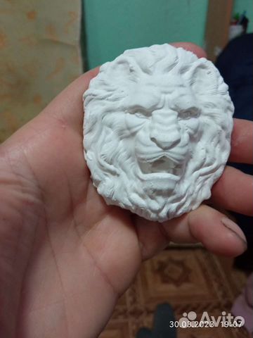 Гипсовая голова льва