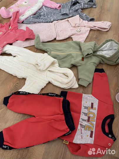 Две коробки детской одежды груднички