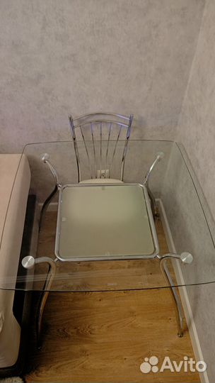 Стол кухонный из стекла и металла с 4 стульями