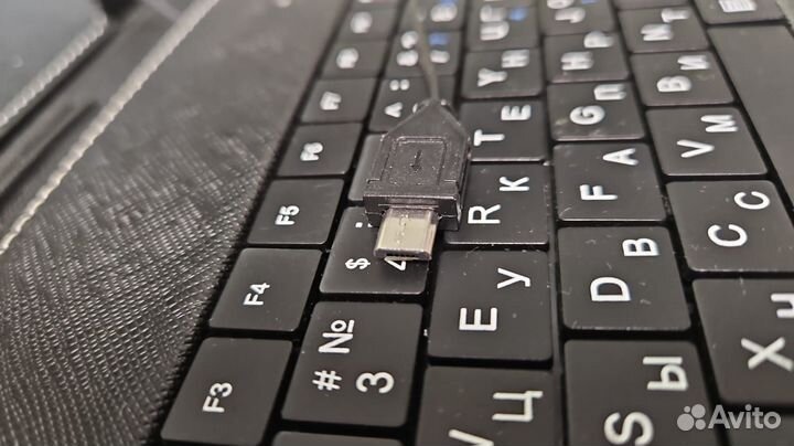 Клавиатура в черном чехле