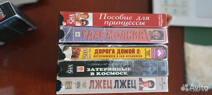 33 кассеты VHS с записями для видеомагнитофона