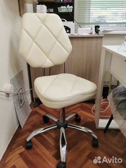 Кресло для мастера маникюра