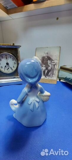 Фарфоровая статуэтка Девочка с корзиной и гусемГДР