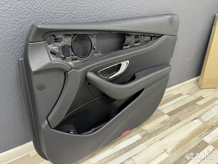 Дверная обшивка передняя правая Mercedes w213