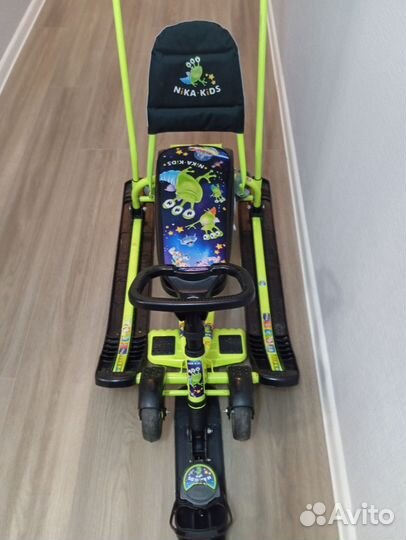 Снегокат с ручкой колесами и спинкой