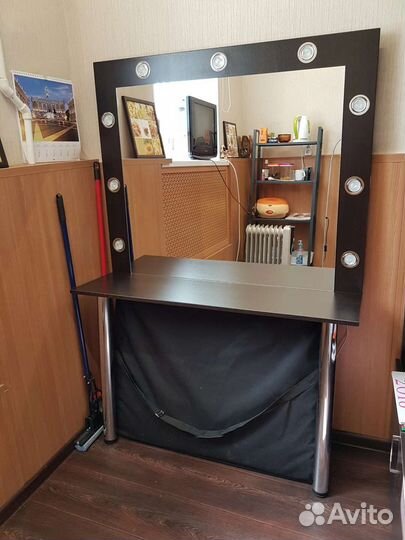 Гримерное зеркало с лампочками