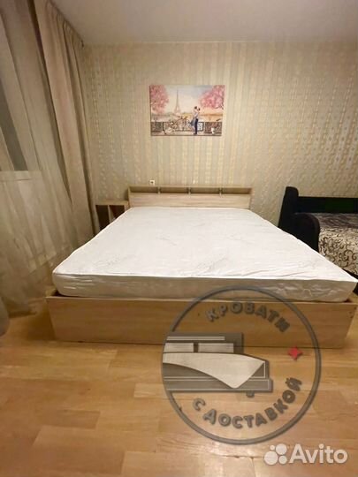Кровать двухспальная с матрасом