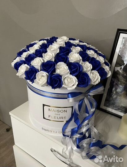 Букет 81 и 101 синие и белые мыльные розы