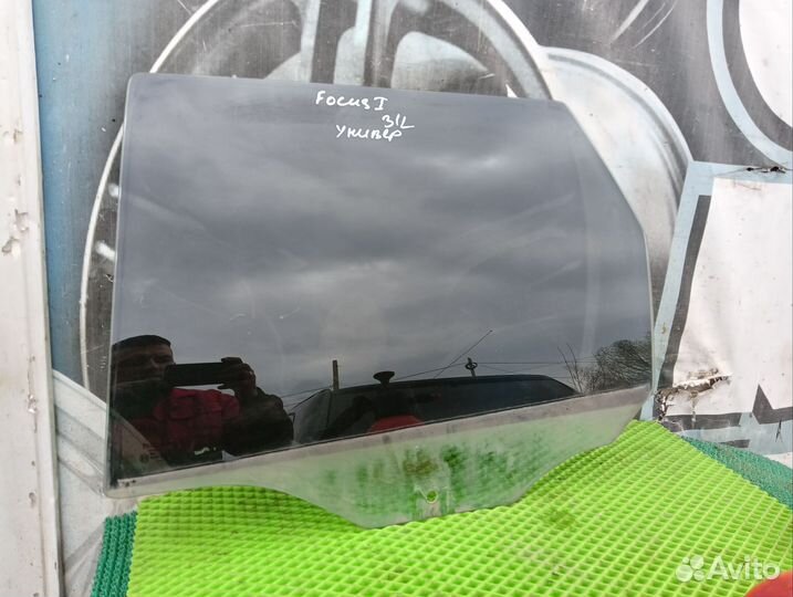Заднее стекло боковое левое универсал Ford focus 1