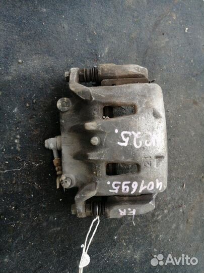 Суппорт передний правый Nissan Serena C25 MR20