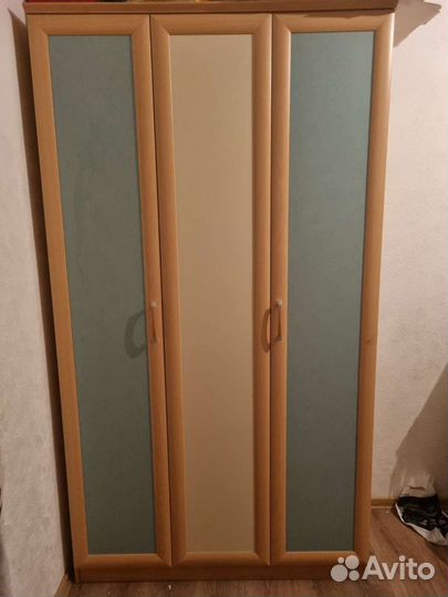 Рабочий стол для школьника, шкаф