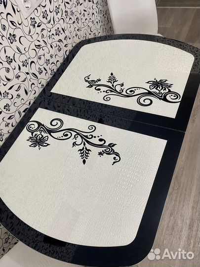 Кухонный стол и стулья