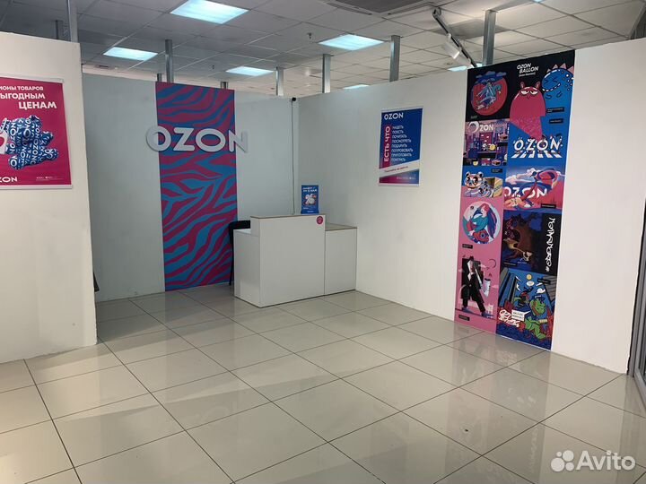 Сотрудник пункта выдачи озон