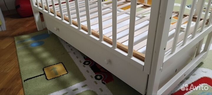 Детская кроватка с маятником и ящиком