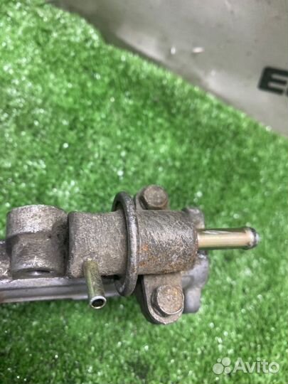 Топливная рейка с форсунками Mitsubishi Carisma