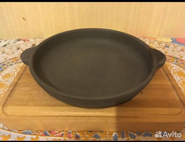Сковорода на подставке и 2 чугуннные