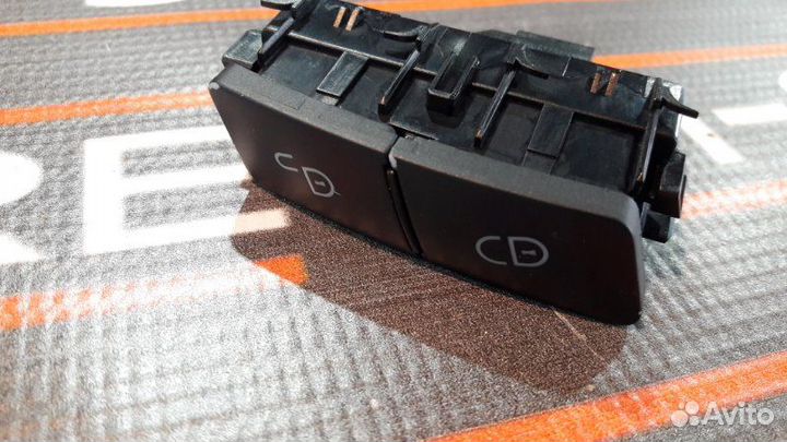 Кнопка центрального замка передняя правая