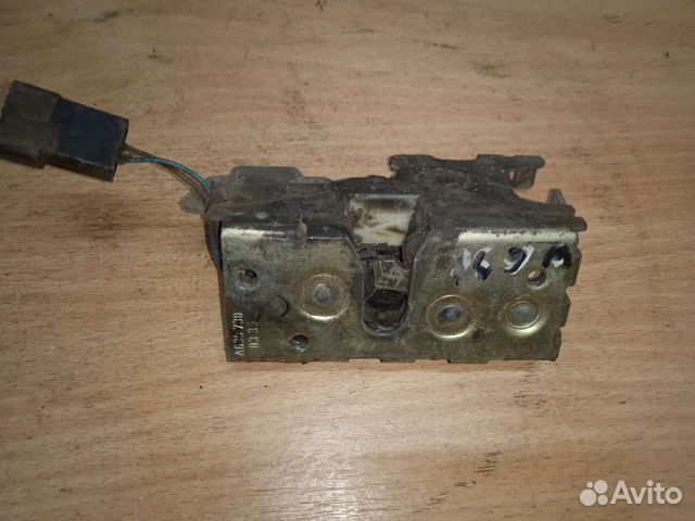 Замок передний правый Mercedes W638 Vito Мерседес